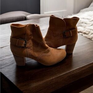 Nine West Vintage America ankle boots, tan suede, side buckle, threat ticking 👢✨